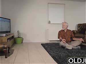 teenager Interrupts granddad from Yoga And inhales his fuckpole